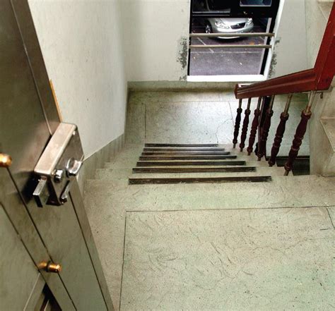 大門對向上樓梯化解 門對冰箱